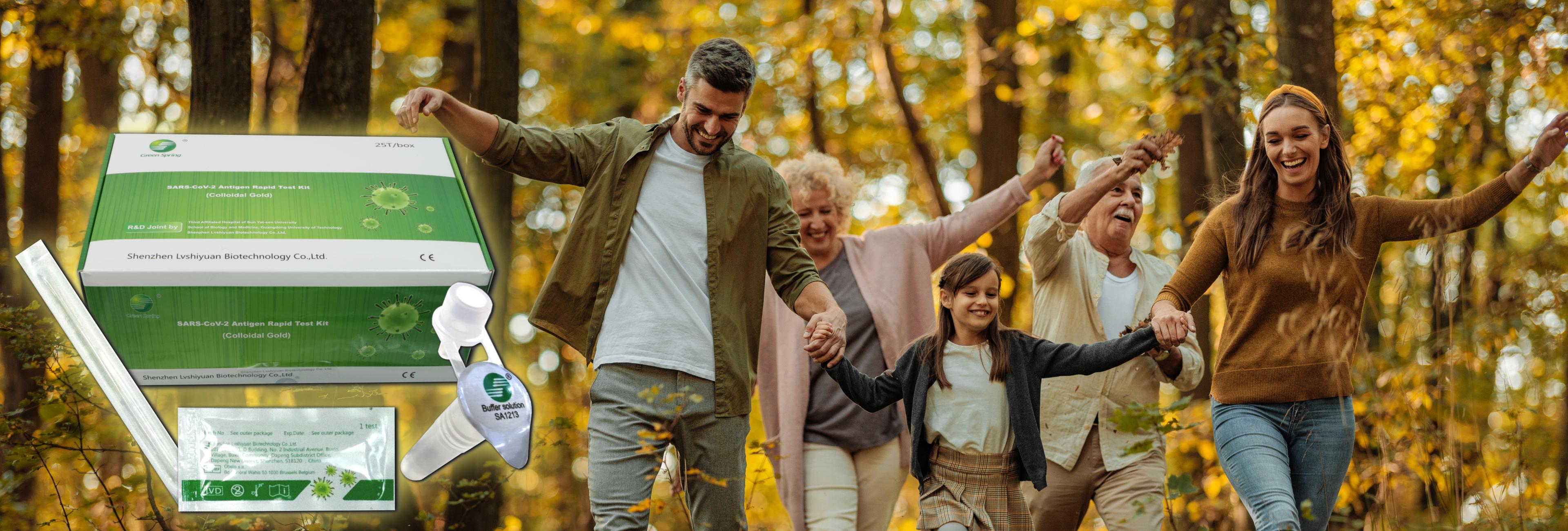 Fröhliche 3 Köpfige Familie mit Großeltern im wald, links daneben Coronatest Green Spring SARS-CoV-2 Test  Verpackung mit inhalt im vordergrund.